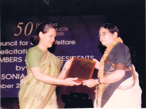Vidyaben in 2002 with Sonia Gandhi